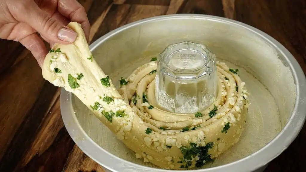 TOČENÝ chlebík od mojej babičky zapôsobil na každého: Úžasný recept so syrom a kyslou smotanou!