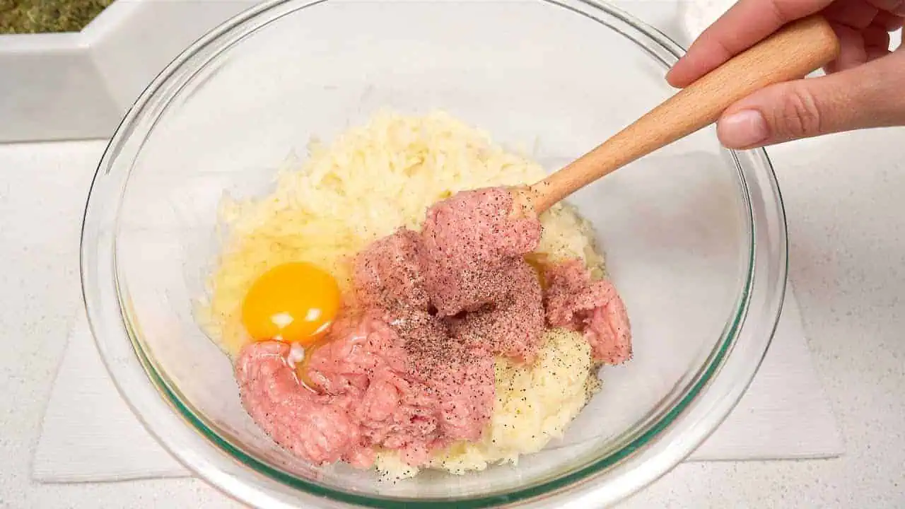 4 zemiaky LEN nastrúham, pridám 1 vajce, 150 g mletého mäsa robím takto aj 3x do týždňa: Najväčšia FAJNOTKA na večeru!