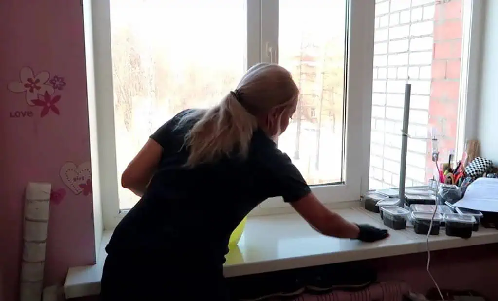 Všetka žltosť je preč a parapety sú SNEHOVO BIELE: Švagriná mi ukázala SUPER TRIK, o ktorom som predtým nevedela!
