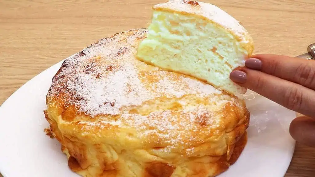 Ak máte v chladničke jogurt, toto musíte skúsiť: RECEPT na úžasný rýchly koláč, aký tu ešte nebol (úplne BEZ MÚKY)!