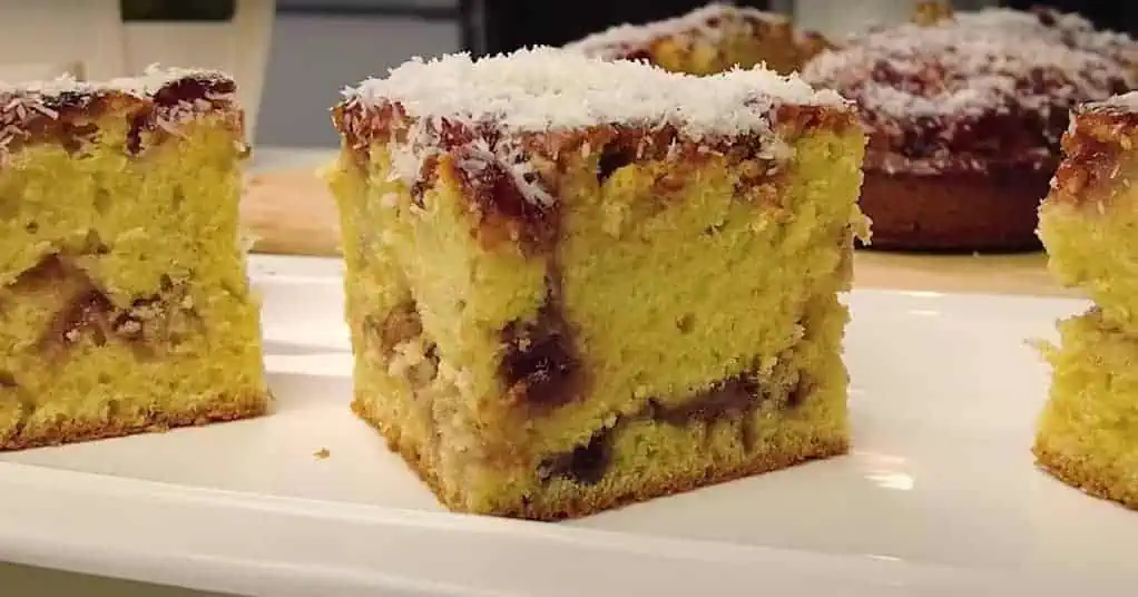 Rýchly ROZLIATY koláč s džemom budete robiť aj každý deň, tak je výborný: Jednoduchý a ĽAHKÝ recept – cesto ako obláčik!