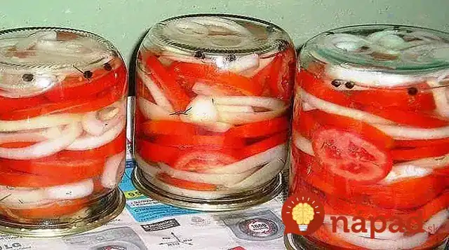 Špeciálna pochúťka z rajčín, cibule a výborného nálevu: Môžete si pochutnávať už na druhý deň!