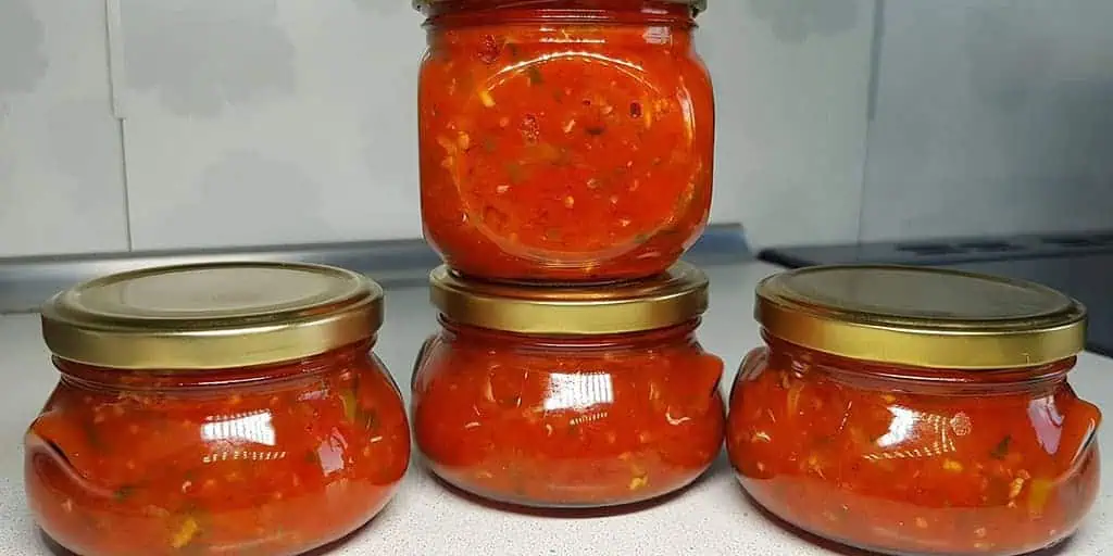 MAĎARSKÁ pikantná paradajková zmes: Netreba ju zavárať a nepokazil sa ani jediný pohár!