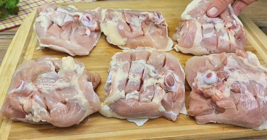 Namiesto grilovania: Kuracie stehná na panvici pod cibuľovou prikrývkou!