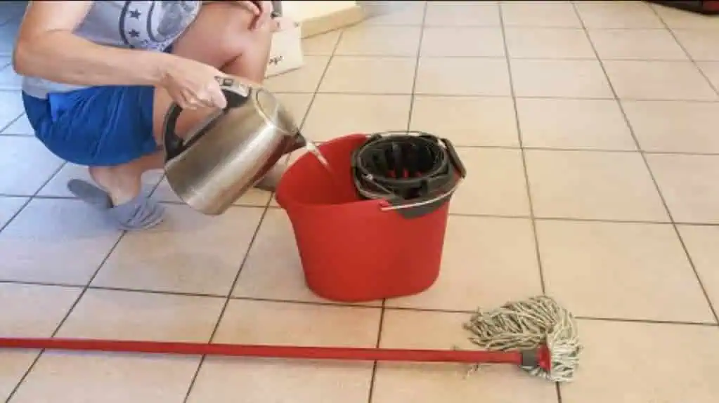 TRIK, ako okamžite rozžiariť podlahu: Stačilo raz pretrieť a podlaha je ako zrkadlo – žiadne šmuhy ani škvrny!