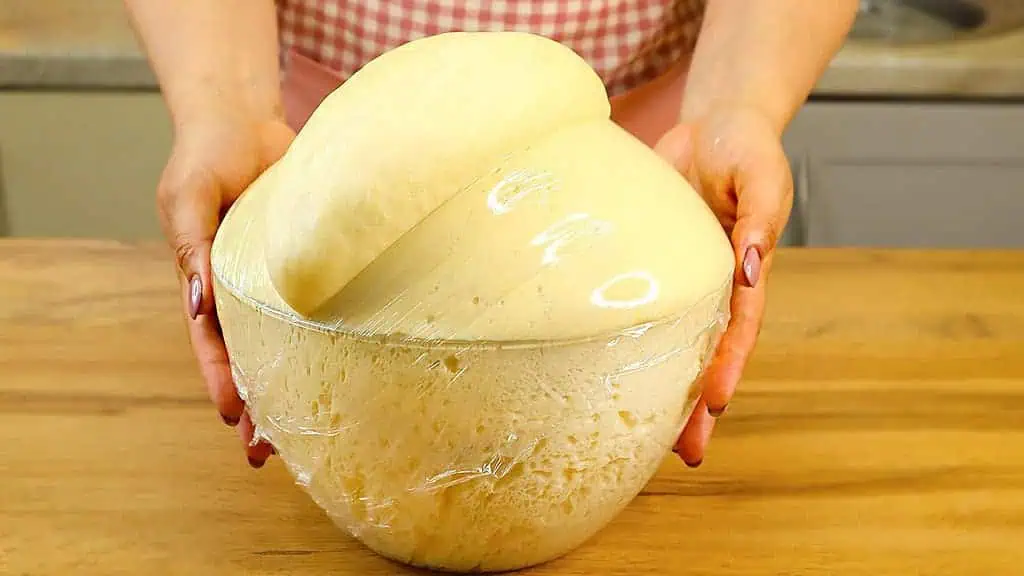 Naše staré mamy vždy pridávali do kysnutého cesta aj túto TAJNÚ prísadu: Zabudnutý trik má veľký význam!