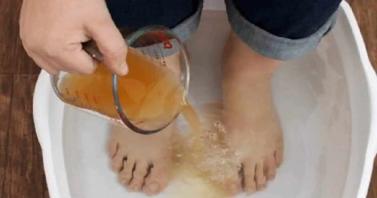 Raz za týždeň si namočte nohy do tohoto KÚPEĽA a sledujte, ako vaše choroby začnú miznúť!