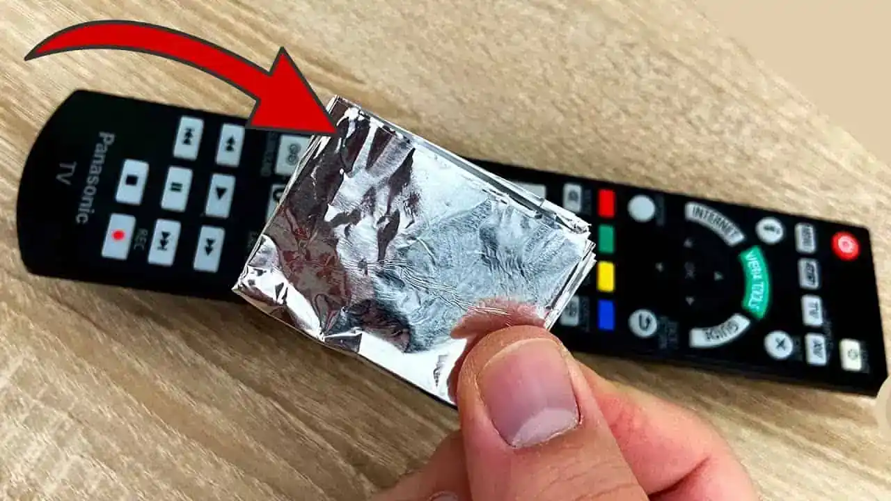 Toto je DÔVOD, prečo treba dať kúsok alobalu do diaľkového ovládača od televízie: Odskúšané, funguje to!