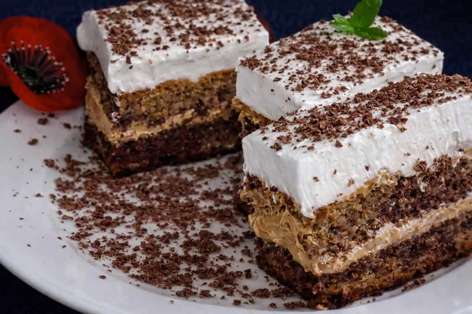 Cappuccino rezy: Jemný orechový zákusok s lahodným cappuccino krémom a šľahačkou