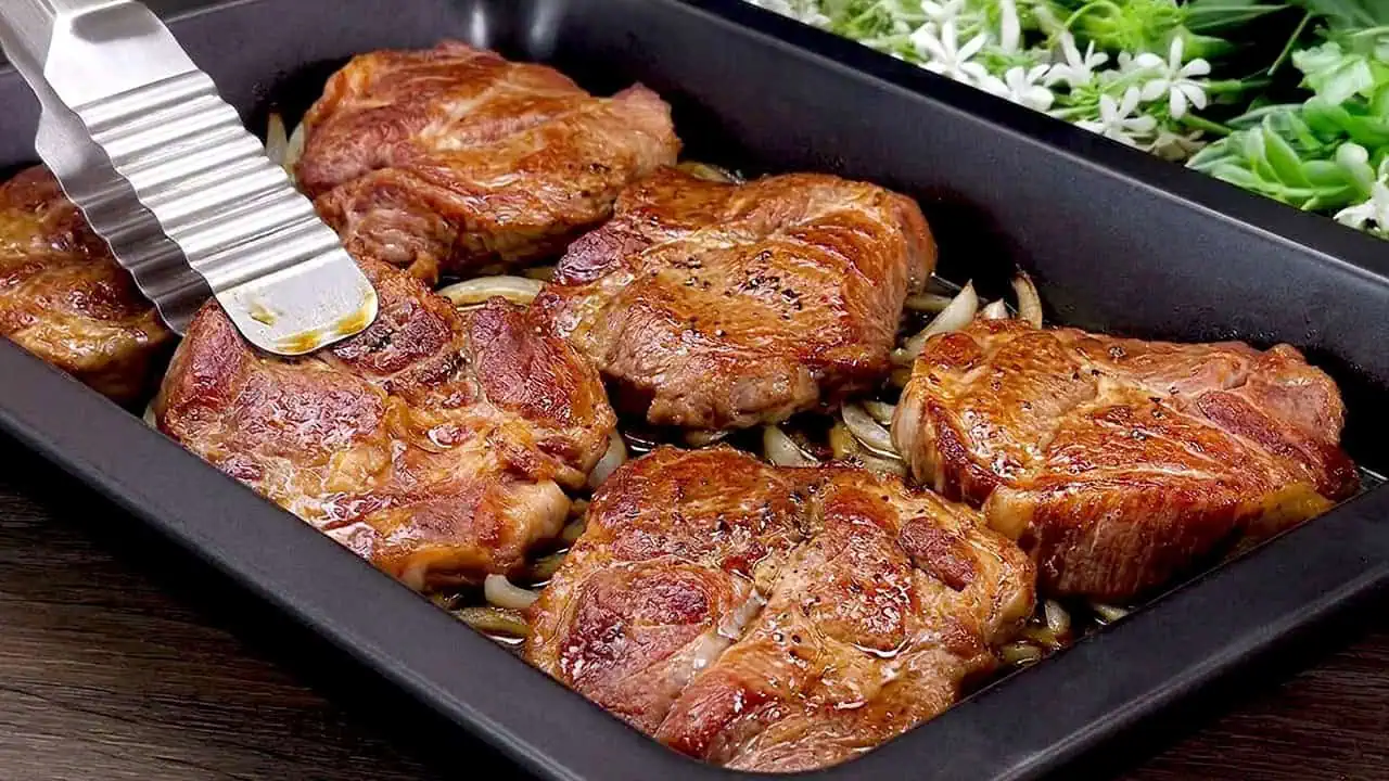 Tajomstvo, ako upiecť bravčovú krkovičku tak, že ostane dokonale šťavnatá, jemná a pritom perfektne prepečená!