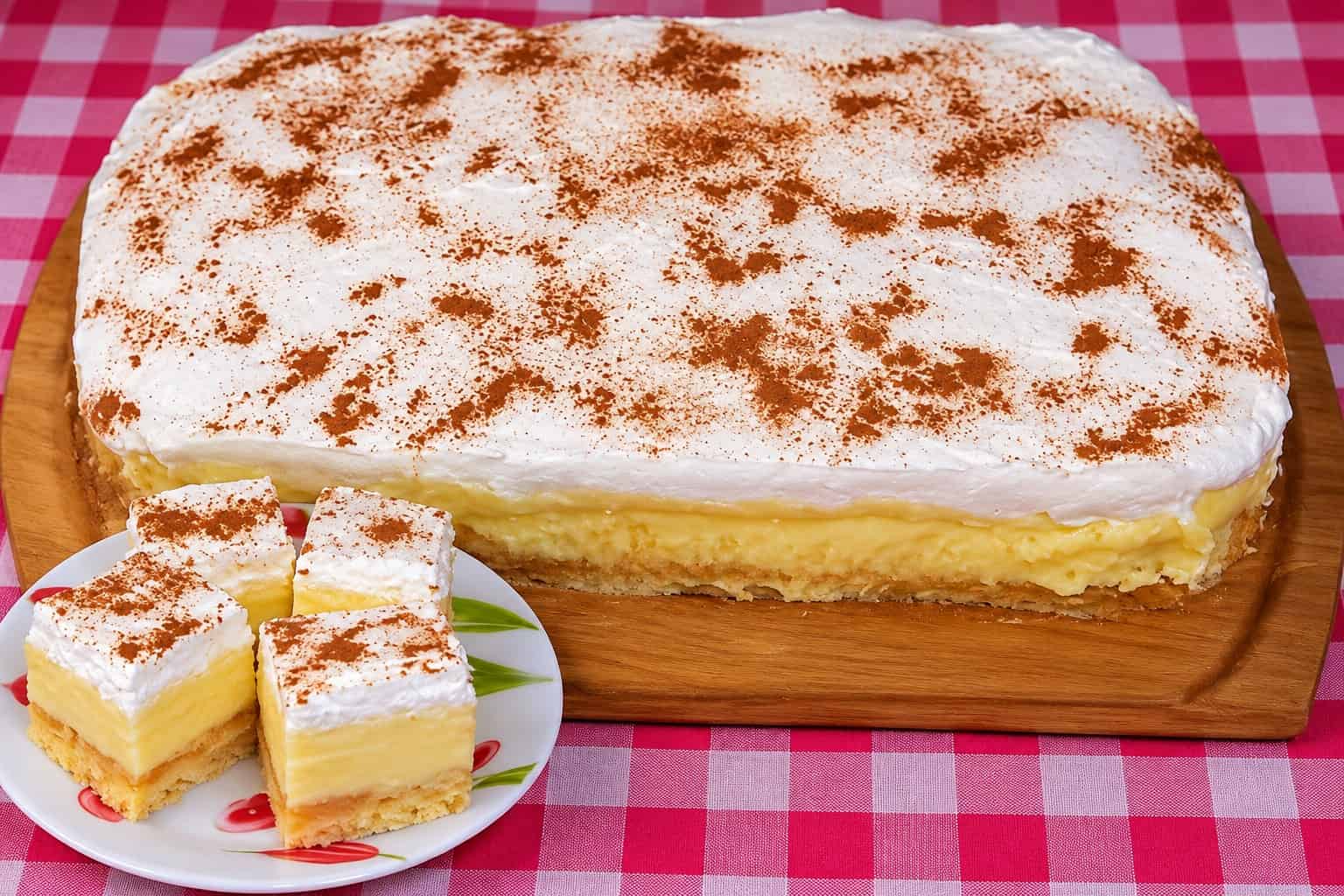 Obrátený jablkový krémeš: Keď sú doma jablká, tento koláč nesmie chýbať – celá rodina sa za ním ide utĺcť!