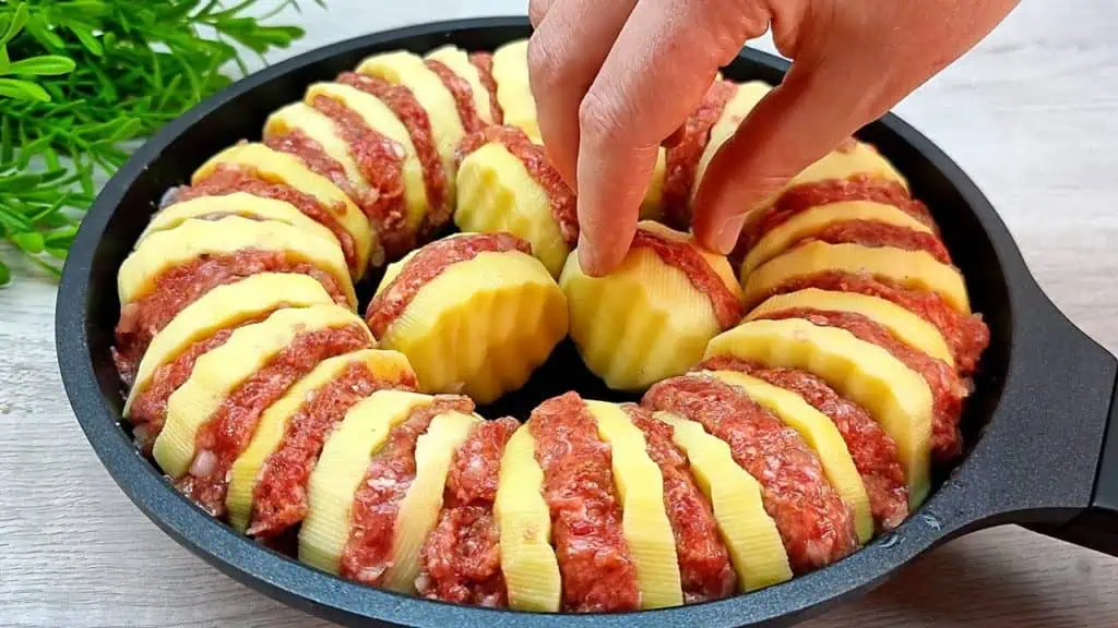 Tento RECEPT mojej mamy všetkých ohromil: Geniálny obed z mletého mäsa a zemiakov na jednom plechu – rýchle a jednoduché!