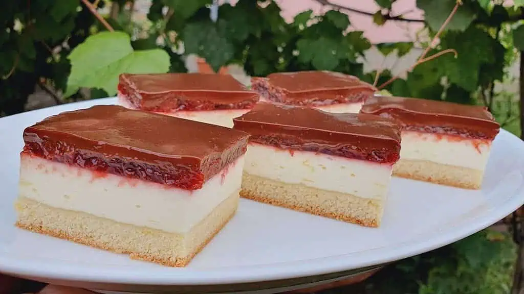 CHEESECAKE na plechu: Úžasný krémový koláč s lekvárom a čokopolevou!