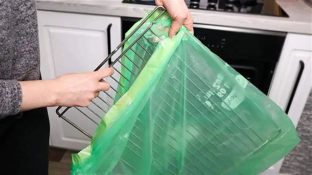 Vložte ROŠT z rúry do vrecka a už ho NIKDY nebudete musieť drhnúť: Domáci trik!