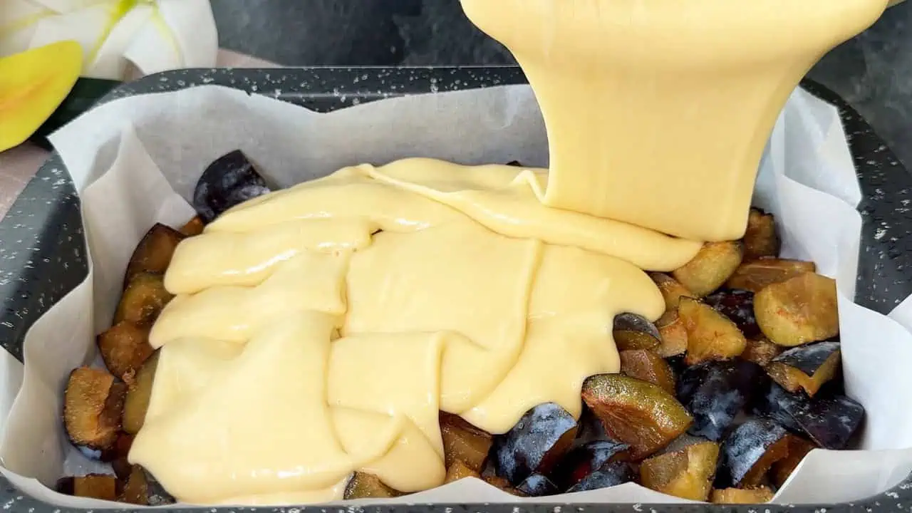 SLIVKY len nakrájam na plech, nalejem cesto a pečiem takto aj 3x za týždeň: Najväčšia DELIKATESA zo sliviek!