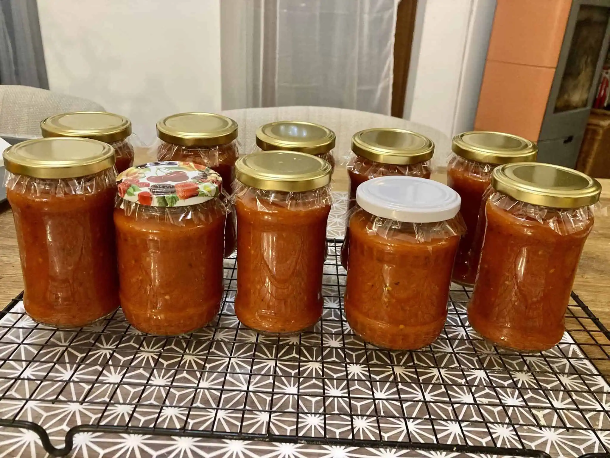 Pečená paradajková omáčka na zimu: 4 kilá paradajok, cesnak, cibuľa a všetko sa upečie naraz!