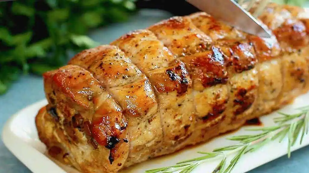 Zbláznila sa do nej celá rodina: Vezmite bravčové karé vcelku, plátky slaniny a upečte túto roládu!