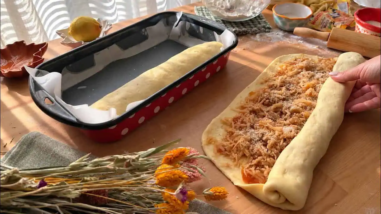 Domáca jablková štrúdľa s marhuľovým džemom a orechmi: Mäkučké kysnuté cesto a bohatá šťavnatá plnka ako od babičky!